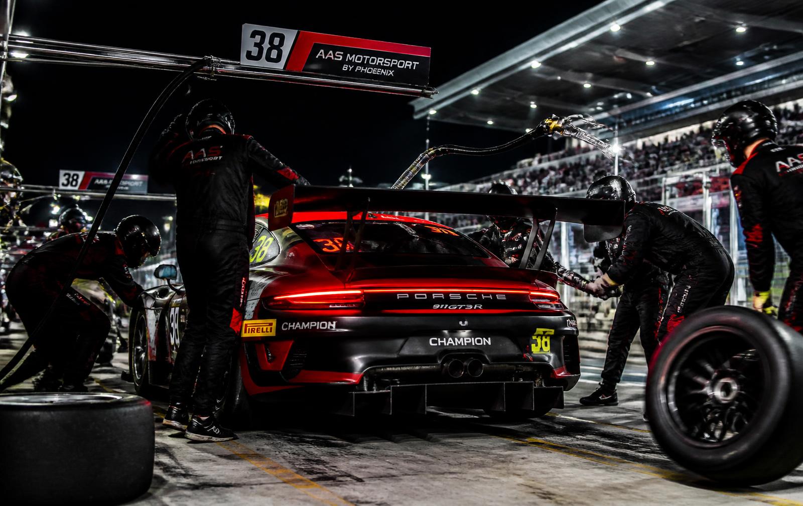 Mechanic performing a tyre change in the pit lane